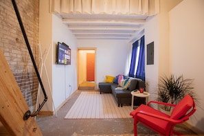 Smart TV - Tiny Cottage - Big Loft (St. Louis)