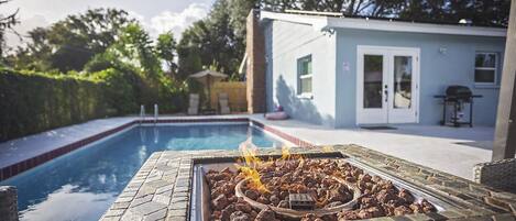 Een buitenzwembad en een verwarmd zwembad