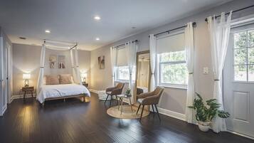 4 bedrooms, desk, WiFi, bed sheets