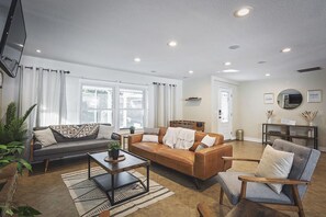 Smart TV, Netflix, foosball, streaming services - HEATED POOL 8 FEET DEEP AND FIRE PIT BLISSFUL 4 BR HOME CLOSE TO EVERYTHING (Seffner)