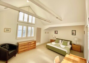 4 makuuhuonetta, työpöytä, silitysrauta/-lauta, ilmainen Wi-Fi