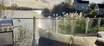 Large 4 Bedroom Lakeside Holiday lodge in the Cotswold. Sleeps 8-10