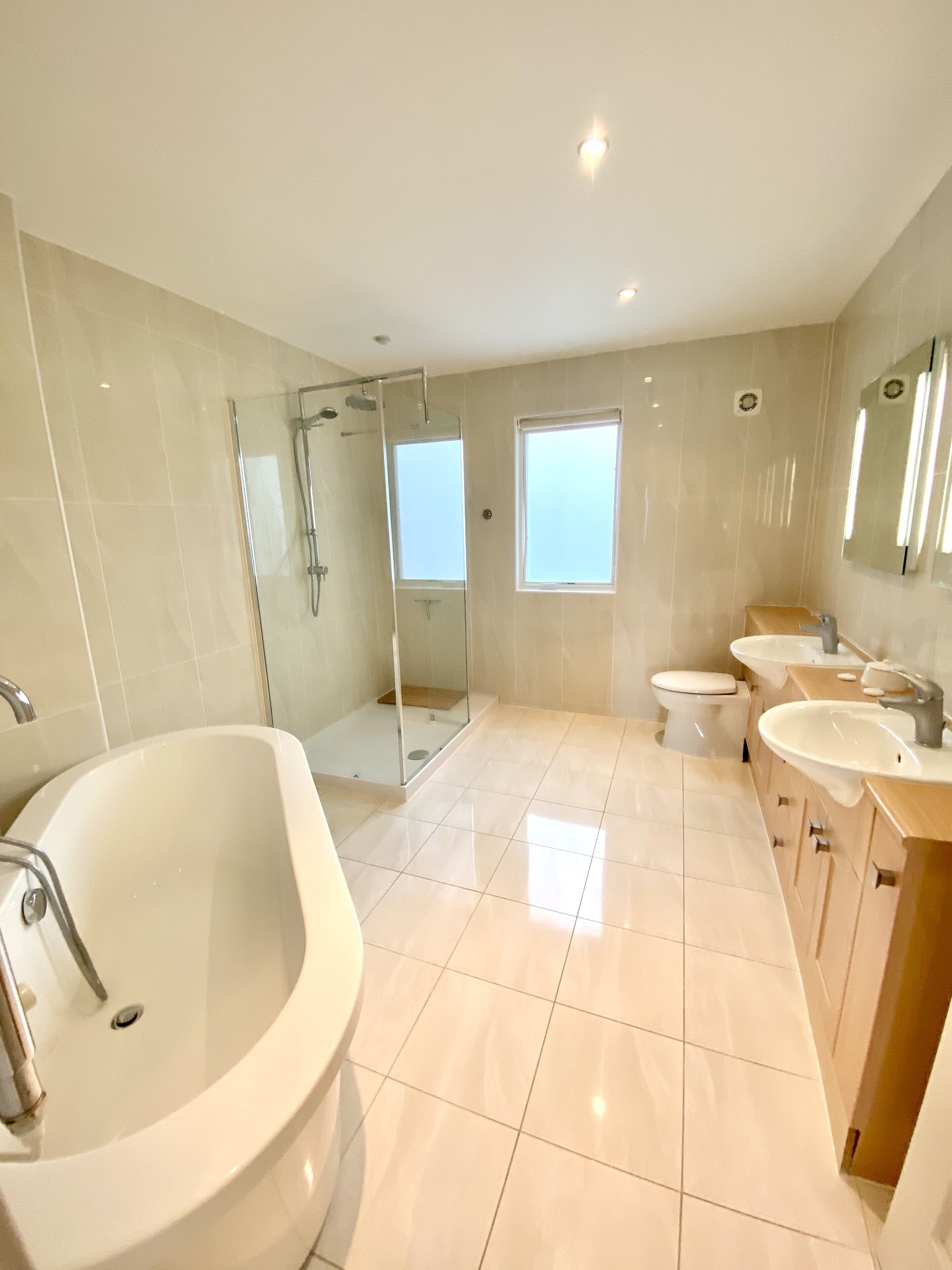 Ensemble douche/baignoire, serviettes fournies, savon, papier toilette