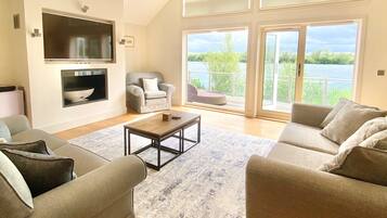 TV connectée, cheminée, lecteur de DVD, chaßne hi-fi