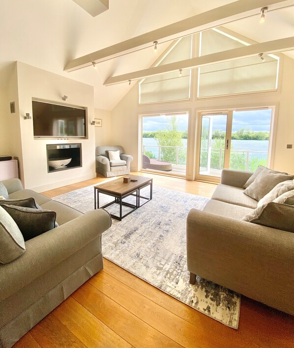 Älytelevisio, takka, DVD-soitin, stereot