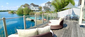 Large 4 Bedroom Lakeside Holiday lodge in the Cotswold. Sleeps 8-10