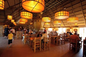 Se sirven desayunos, cenas y cocina francesa (con vistas al jardín) 