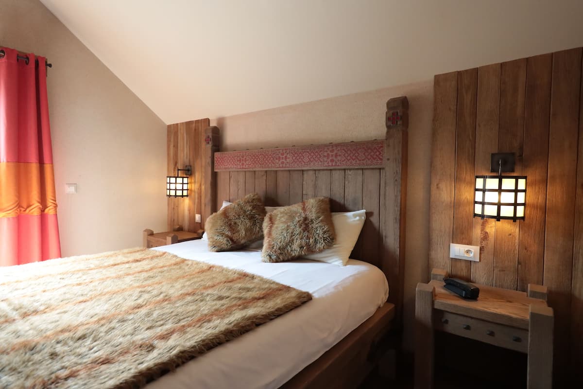 WiFi (free), individually decorated, individually furnished, bed sheets
