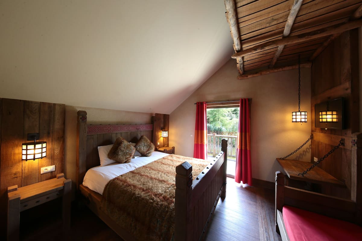WiFi (free), individually decorated, individually furnished, bed sheets