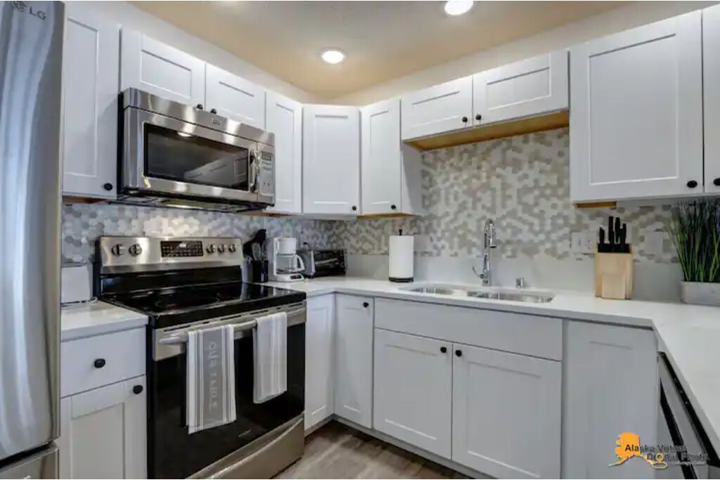 Breathtaking newly remodeled 2 bed, 1 bath unit