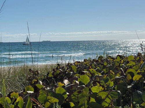Beautiful Pool home on Golf Course, with Intracoastal views, 1 mile to the Beach