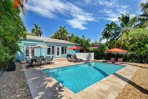 Utendørsbasseng og et oppvarmet basseng