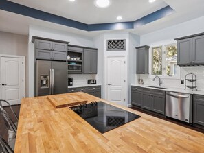 Kjøleskap, mikrobølgeovn, ovn og oppvaskmaskin