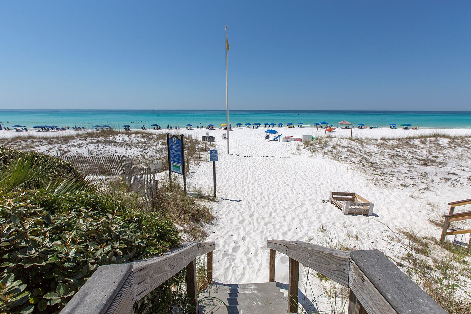 Una spiaggia nelle vicinanze