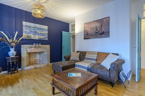 TV, stereo - Le Coeur d'Auray - Magnifique Appartement avec parking privé! (Auray)