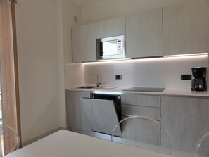 Kjøleskap, mikrobølgeovn, kokeplater og oppvaskmaskin