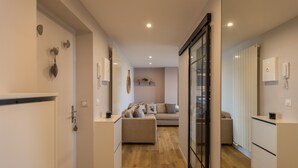 A modern interior with a kitchen, a dining area, and a living room. - Orpin - superbe appartement rénové 2 personnes avec grande terrasse plein sud, belle vue (Font-Romeu)