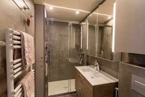 Hair dryer, towels - Orpin - superbe appartement rénové 2 personnes avec grande terrasse plein sud, belle vue (Font-Romeu)