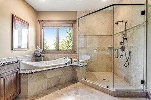 Badewanne, Haartrockner, Handtücher, Seife