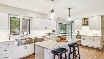 Refrigerador, horno, parrilla de estufa y lavavajillas