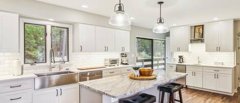 Frigorífico, horno, placa de cocina y lavavajillas