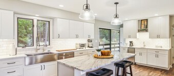 Short drive to Downtown Cambridge | Private Dock | Pool | 16.5 Acres | Guest Hou