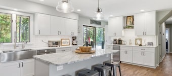 Short drive to Downtown Cambridge | Private Dock | Pool | 16.5 Acres | Guest Hou