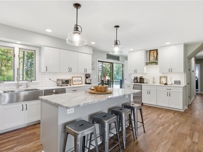 Short drive to Downtown Cambridge | Private Dock | Pool | 16.5 Acres | Guest Hou