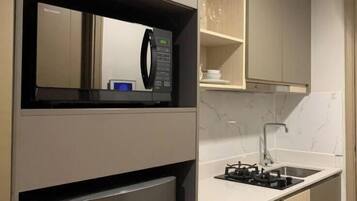 Réfrigérateur, micro-ondes, plaque de cuisson, cafetiÚre/bouilloire