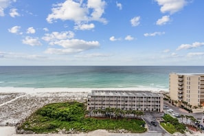 Un hôtel situé en bord de mer, doté d’un parking, d’un espace piscine et offrant une vue sur l’océan.