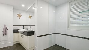 Shower - Grand Pacific, Unit 66, 100 Bulcock St, Caloundra (Caloundra)