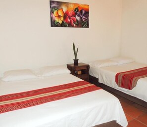 Habitación cuádruple Confort, baño privado, vista a la alberca (Cayena Cuadruple) | Ropa de cama de alta calidad, edredón y decoración personalizada 