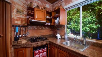 Honeymoon Suite | Private kitchen | Fridge, microwave