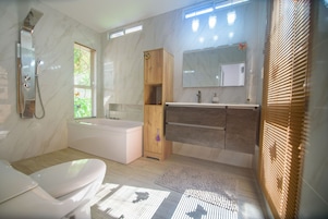 Suite de luna de miel | Baño | Artículos de higiene personal gratuitos, toallas y jabón