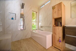 Honeymoon-Suite | Badezimmer | Kostenlose Toilettenartikel, Handtücher, Seife, Toilettenpapier