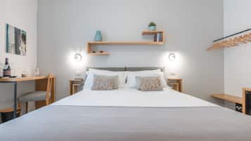 Quarto luxo, 1 quarto, sacada | Frigobar, cofres nos quartos, individualmente decorados