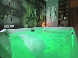 Couples treatment rooms, sauna, hot tub, body treatments