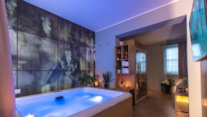 A modern bathroom with a freestanding bathtub, a large mirror, and a wooden vanity. - Archè Design Rooms and Suites (Palermo)