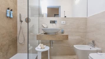 Chambre Économique | Salle de bain | Douche, douche à « effet pluie », articles de toilette de luxe