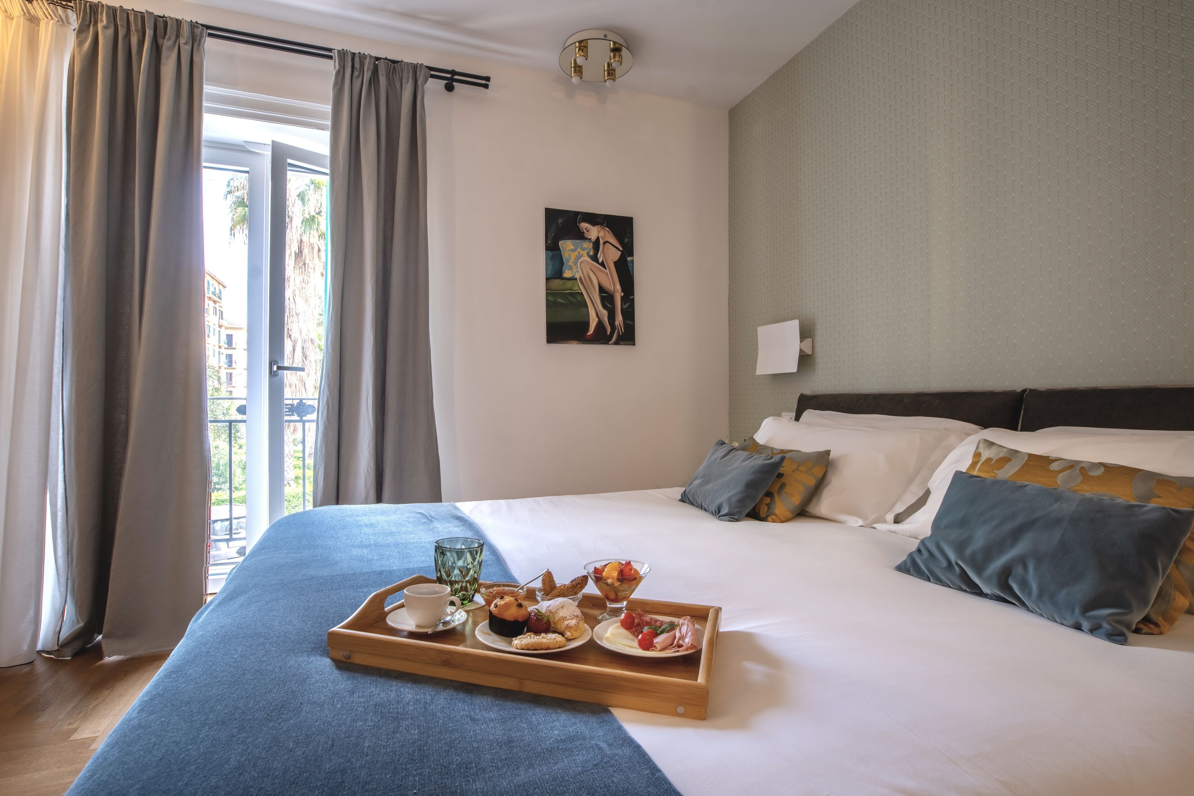 Suite | Minibar, in-room safe, individually decorated, individually furnished