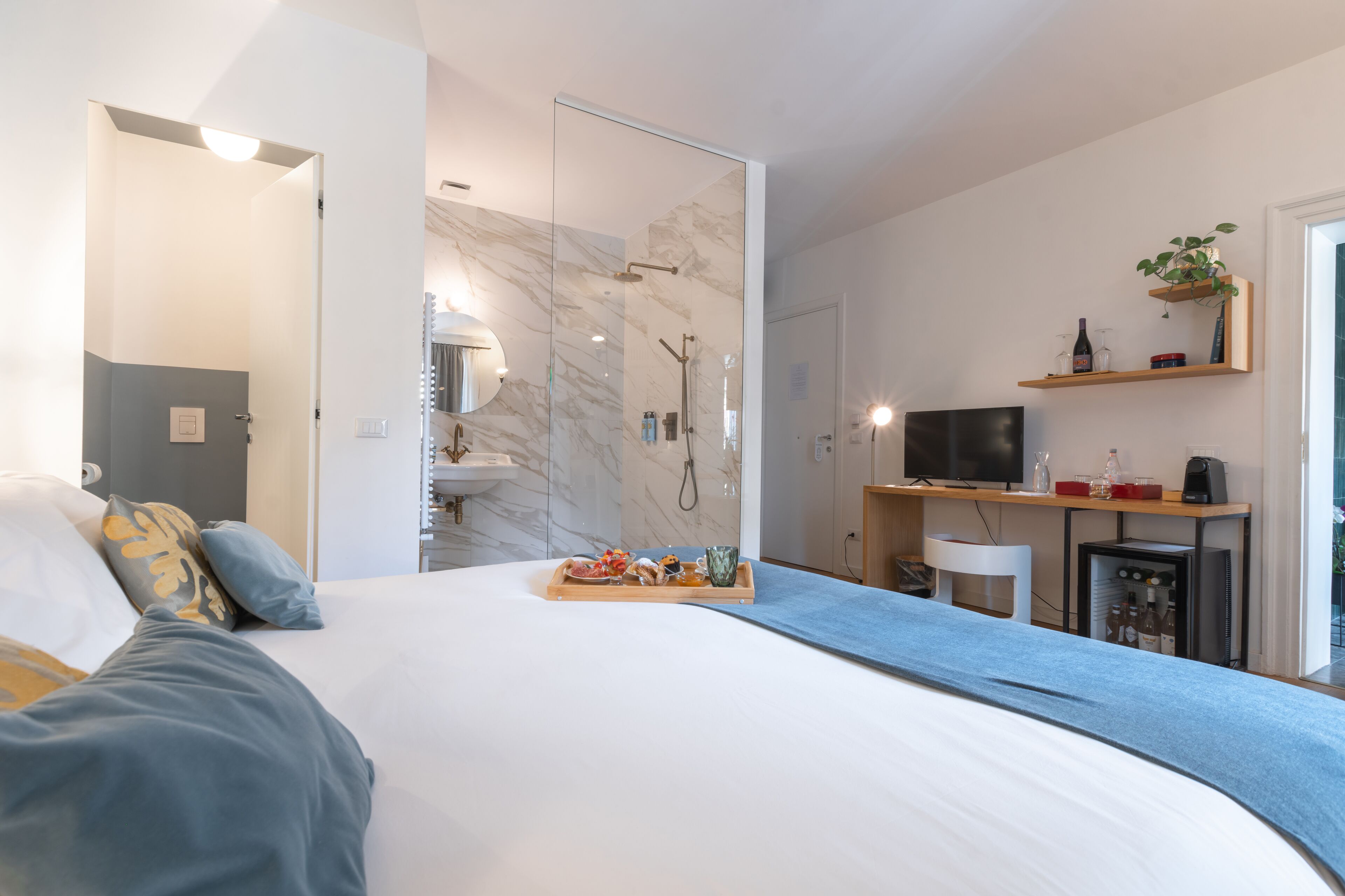 Suite | Minibar, in-room safe, individually decorated, individually furnished