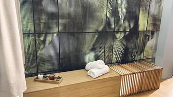 Couples treatment room(s), sauna, hot tub, body treatments