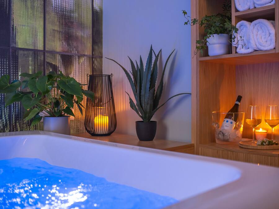 Couples treatment rooms, sauna, hot tub, body treatments