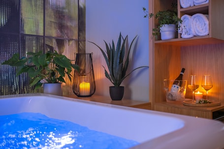 Salas de tratamiento para parejas, un sauna, una bañera de hidromasaje. Archè Design Rooms and Suites