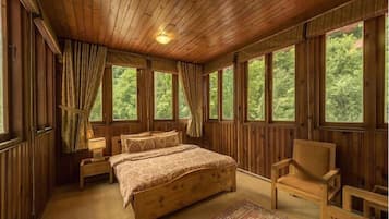 Tabla de planchar con plancha, wifi gratis y ropa de cama