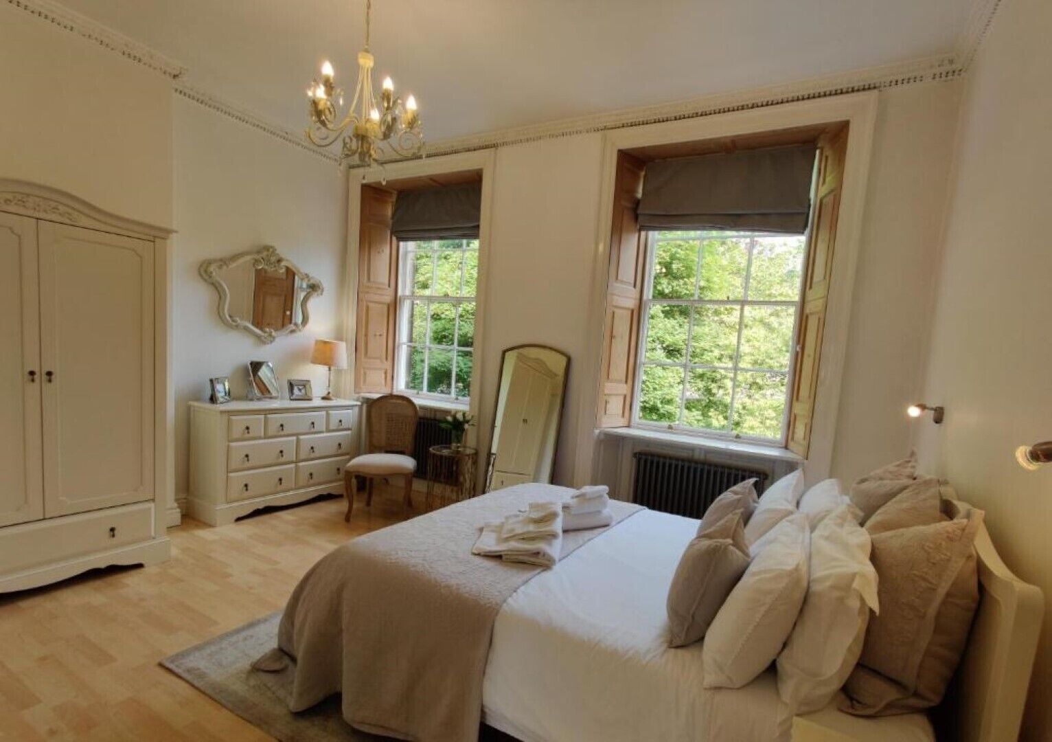 3 bedrooms, desk, iron/ironing board, travel cot