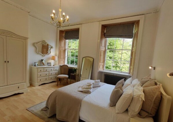 3 bedrooms, desk, iron/ironing board, travel crib