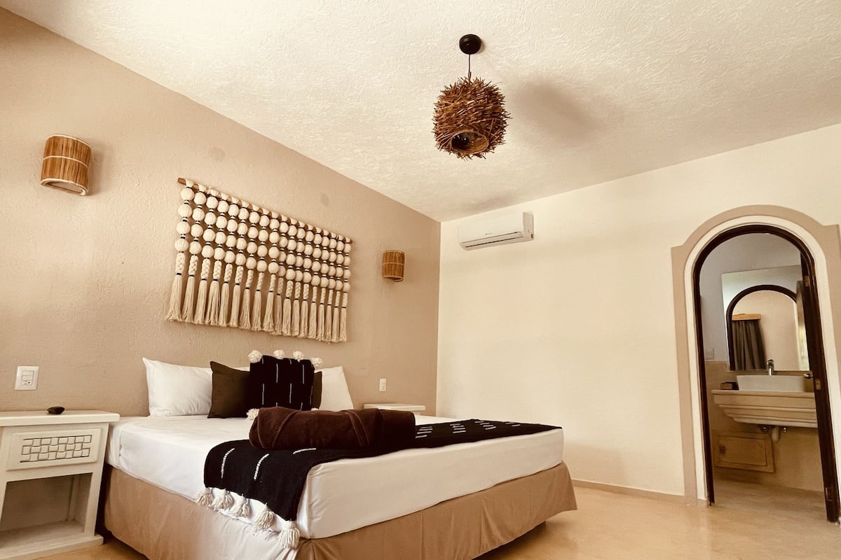 Double Room, Garden View | 1 bedroom, in-room safe, soundproofing, iron/ironing board