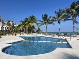 3 piscines extérieures