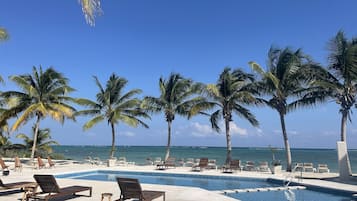 3 hồ bơi ngoài trời